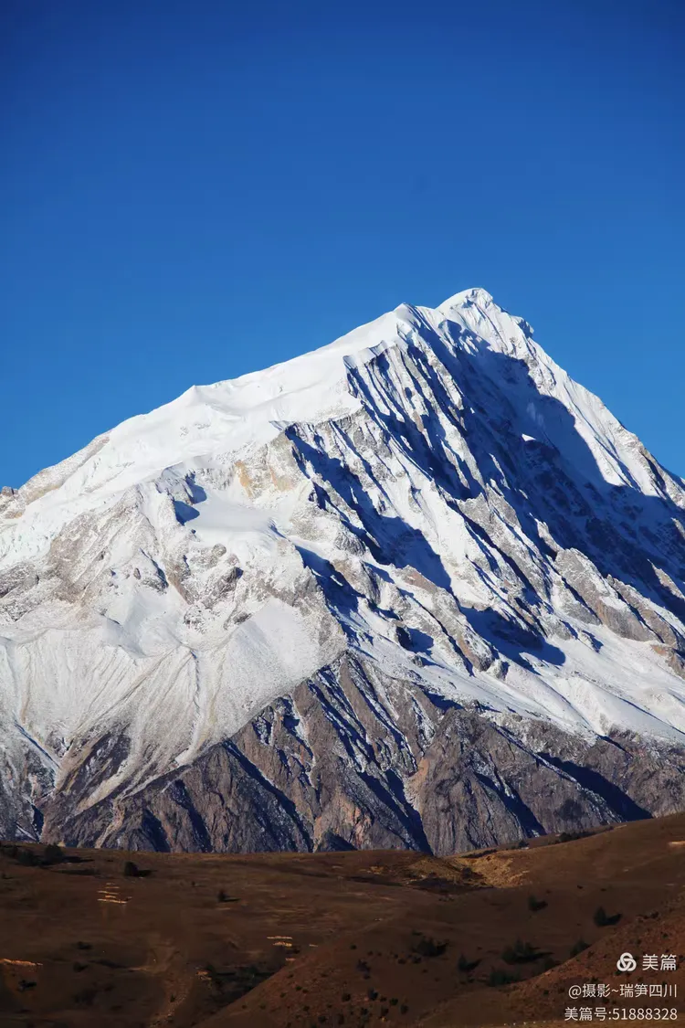格聂山又名格聂神山,雄踞横断山脉中央,是沙鲁里山最高峰,被人们称为"